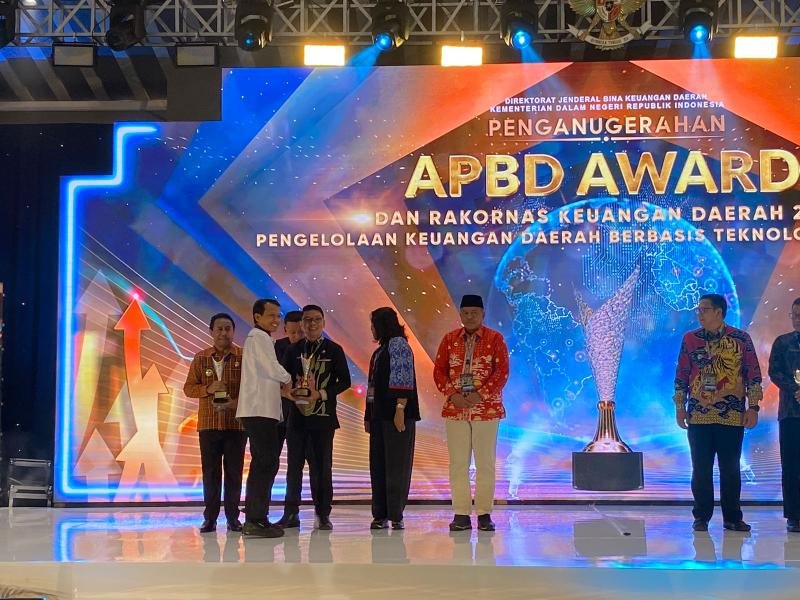 2024-12-20-2376Kuansing award.jpg